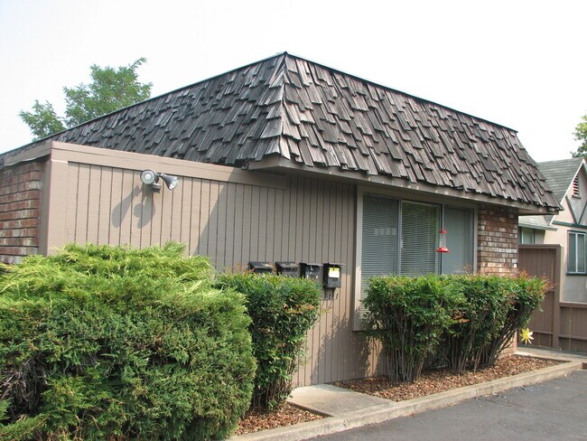 Building Photo - **MOVE-IN SPECIAL** Great Location! Safe N...