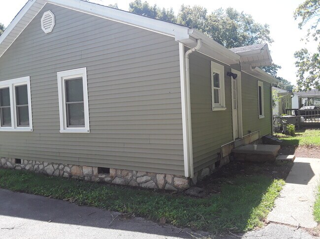 Building Photo - 1645 Media Dr
