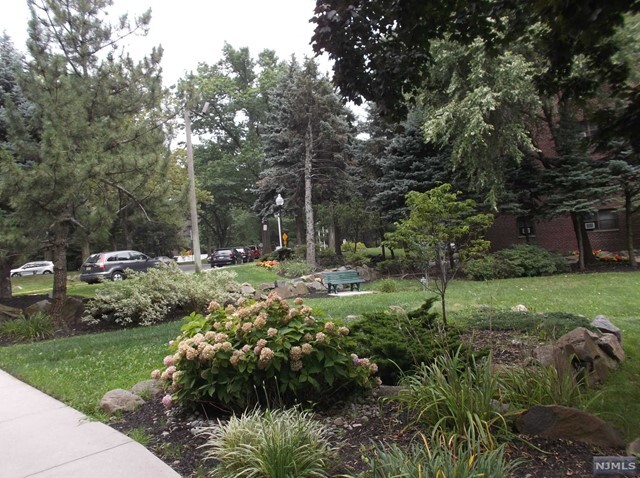 Primary Photo - 3081 Edwin Ave