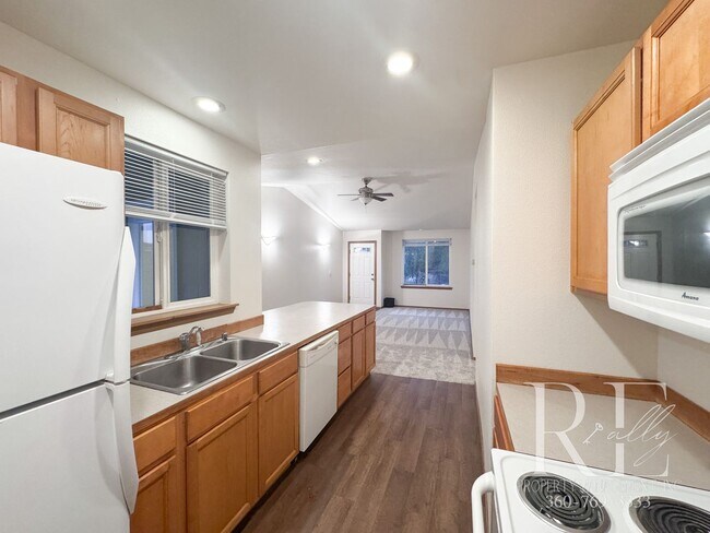 Foto del edificio - Freshly Updated Duplex with Private Yard & Garage on Quiet Dead-End Street