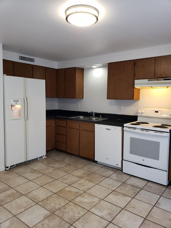 Foto del edificio - 2 Bedroom Townhome - Spacious!
