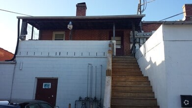 Building Photo - 823 Main St
