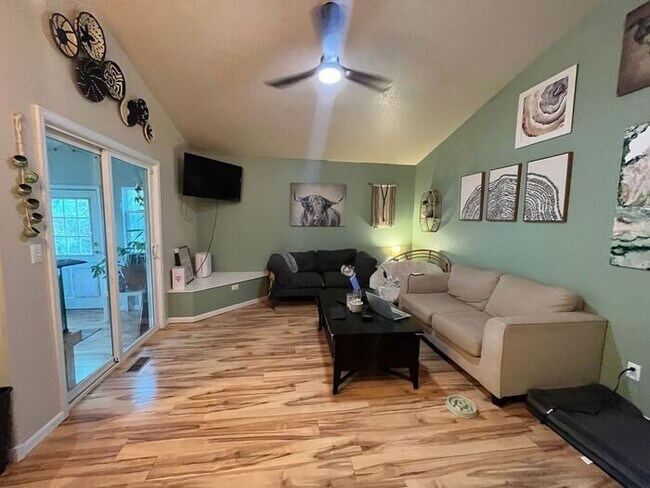 Building Photo - Great 4 Bedroom House