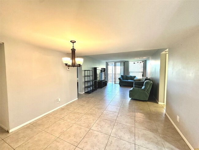 Foto del edificio - 6701 N University Dr