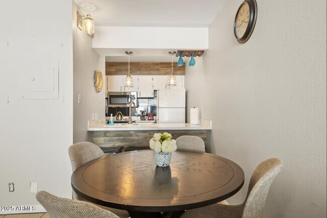 Foto del edificio - 7625 E Camelback Rd