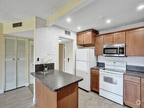 Building Photo - 4152 Inverrary Dr