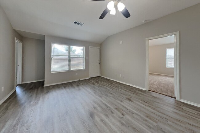 Building Photo - 804 Lovebug Ln