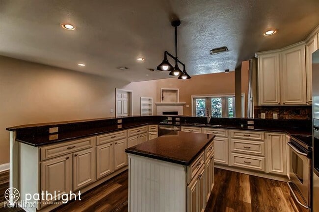 Foto del edificio - 5 br, 3 bath House - 22119 Weeks Boulevard