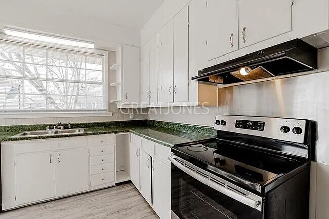 Foto del edificio - 250 Columbia Rd