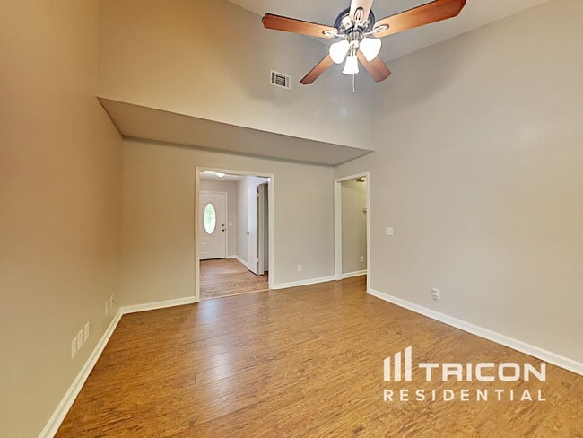 Foto del edificio - 1619 Highland Ct