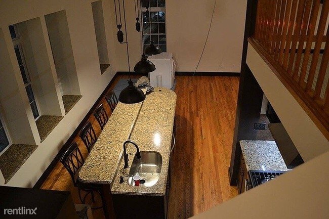 Foto del edificio - 246 E Main St