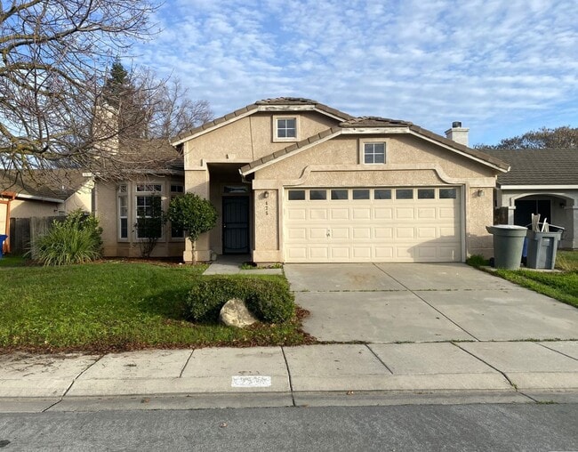 Building Photo - Available now! Spacious 3-bdrm/2-bath home...