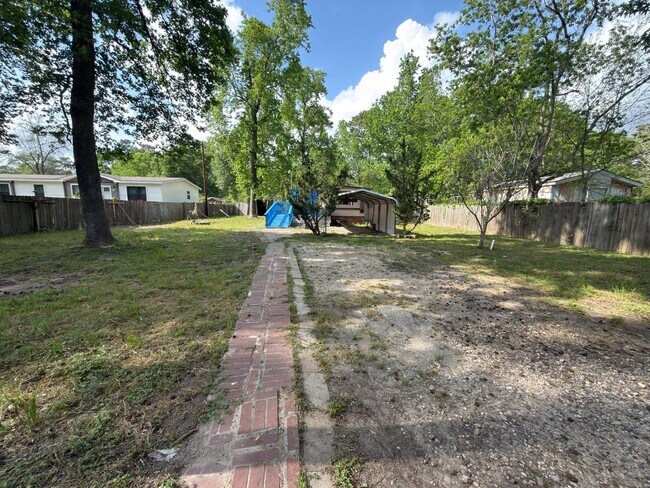 Foto del edificio - 109 Birchwood Dr