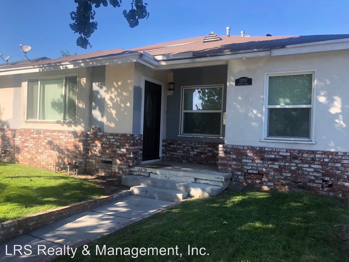 Primary Photo - 12707 Oxnard St
