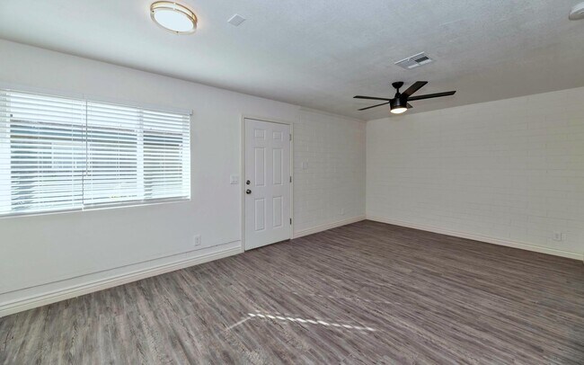 Sala de estar - 6725 E Earll Dr