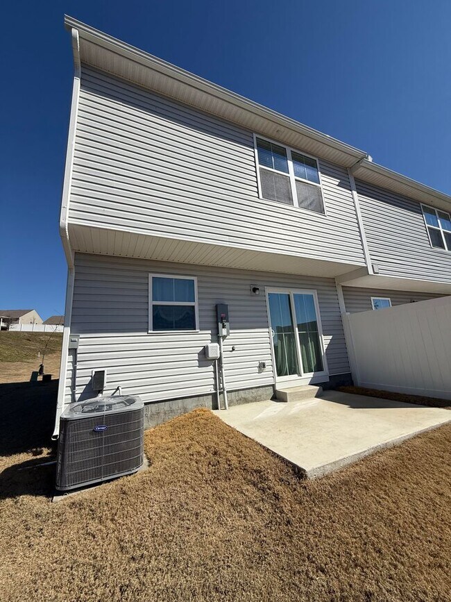 Foto del edificio - Like New Townhome!