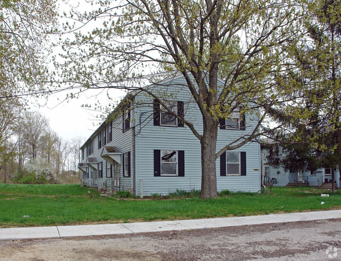 Primary Photo - 8998-9008 Maple Grove Rd