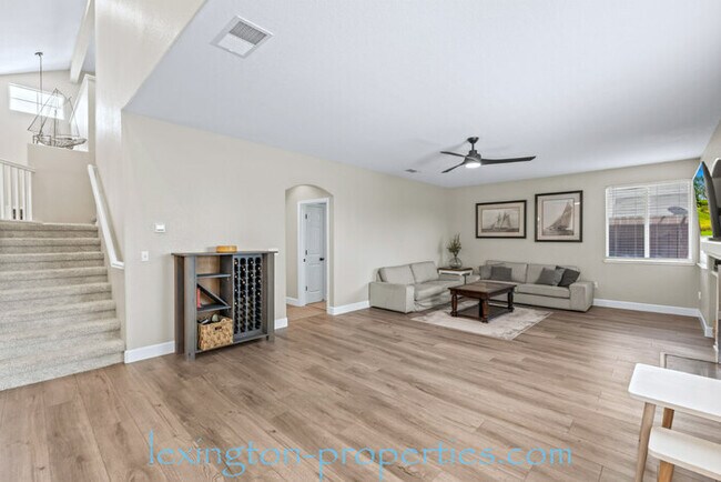 Building Photo - Gorgeous, 3Bed/2.5Bath, Home in Bridgeway ...