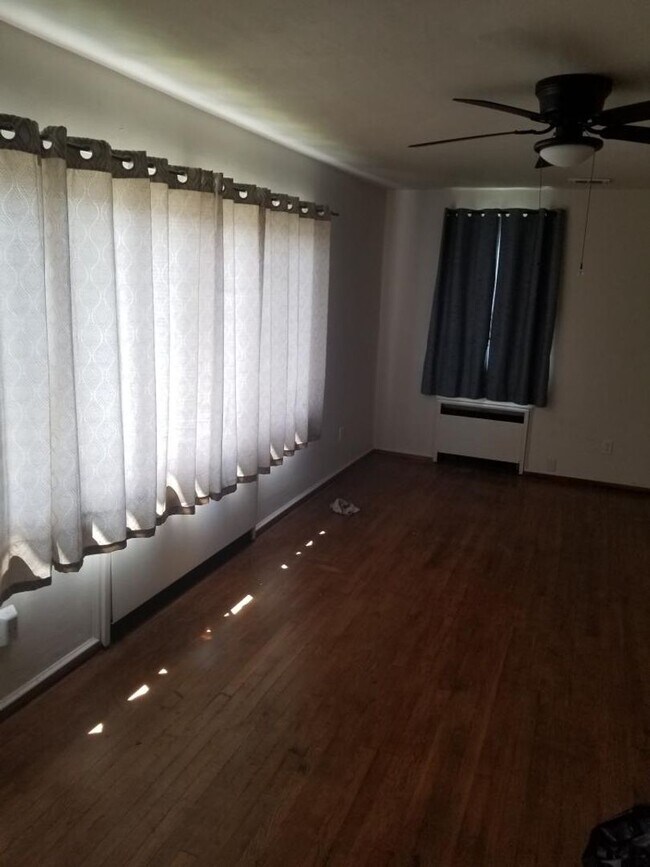 Building Photo - 3 Bedroom, 1 Bathroom Home!!