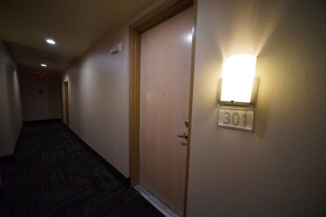 Foto del edificio - SHOWINGS AVAILABLE NOW