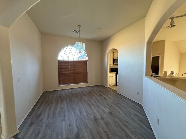 Foto del edificio - 4 bed in Putnam City! New luxury plank flooring , carpet , paint and new electric range!