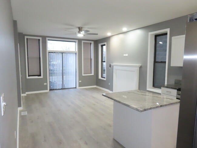 Building Photo - 951 W 51st St