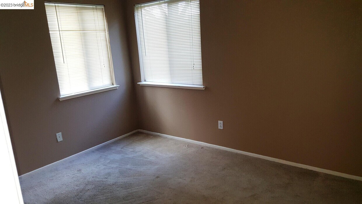 Building Photo - 1161 Lakeview Cir