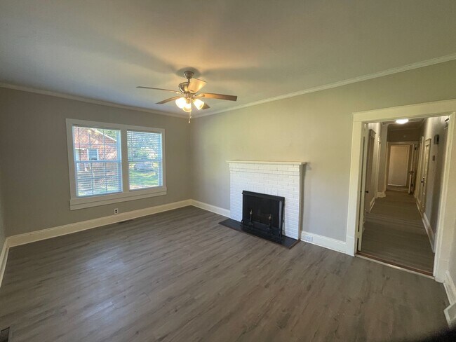 Building Photo - Large 3 bedroom 2 bathroom house with offi...