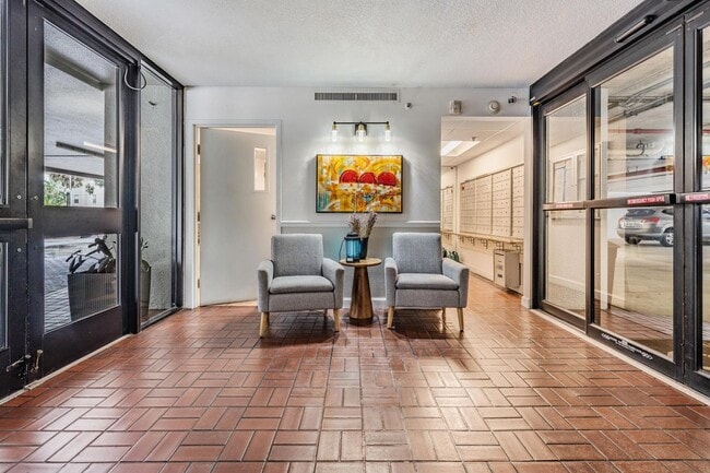 Building Photo - Spacious 2 Bed 2 Bath Condo in Heart of So...