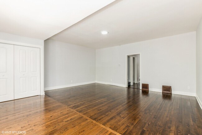Foto del edificio - 4646 W Warwick Ave