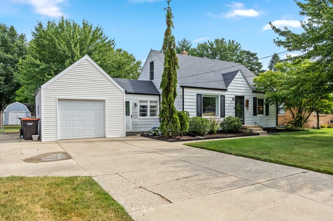 Driveway and Garage - 507 Fontenelle St SE