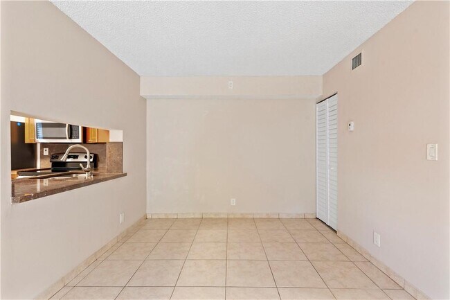 Foto del edificio - 2733 S Oakland Forest Dr