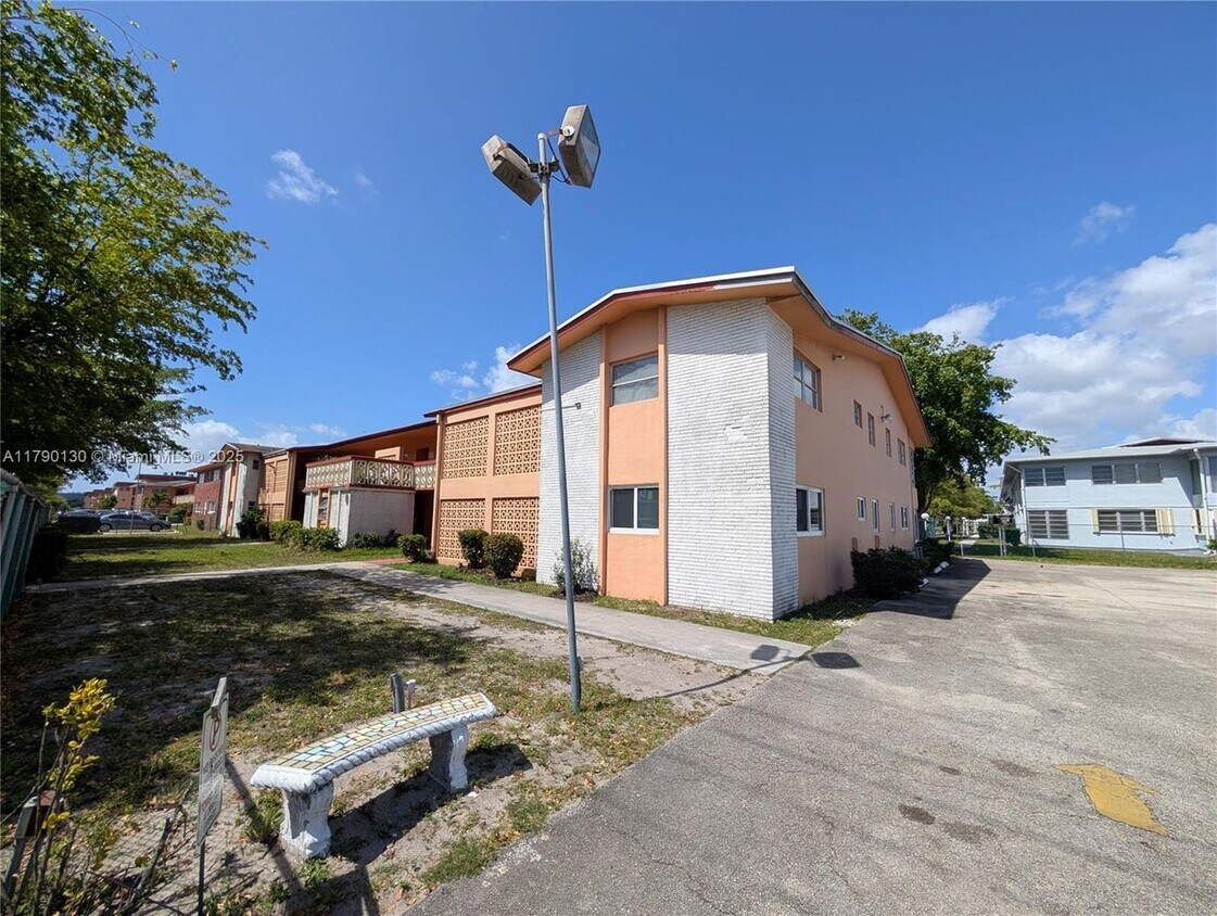 Primary Photo - 19080 NE 3rd Ct