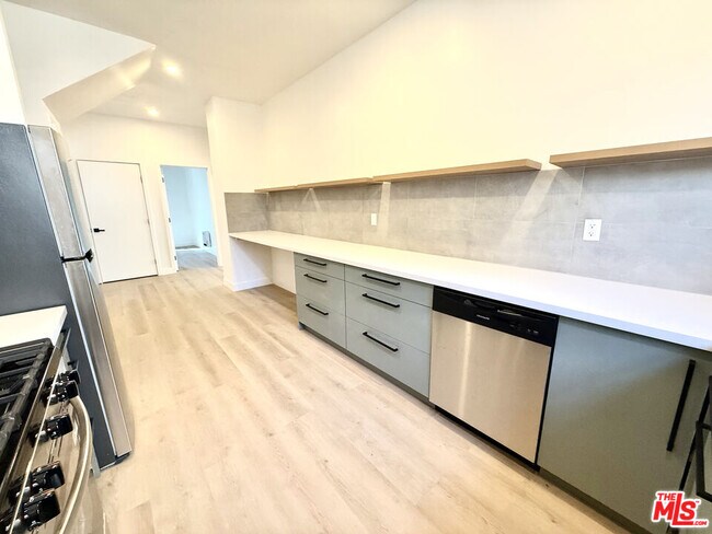 Foto del edificio - 1246 N Formosa Ave