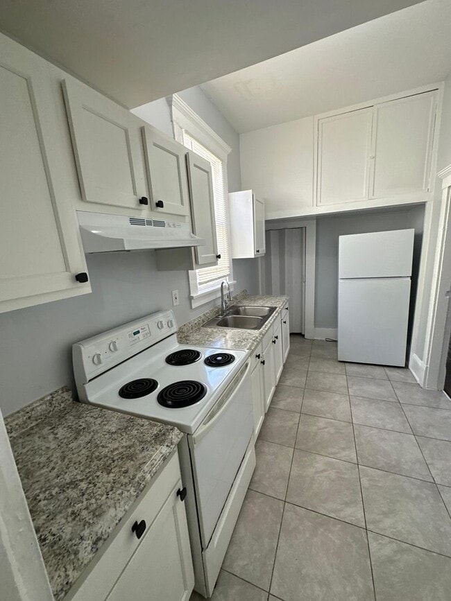 Building Photo - 140 E 5th St Units 1-3
