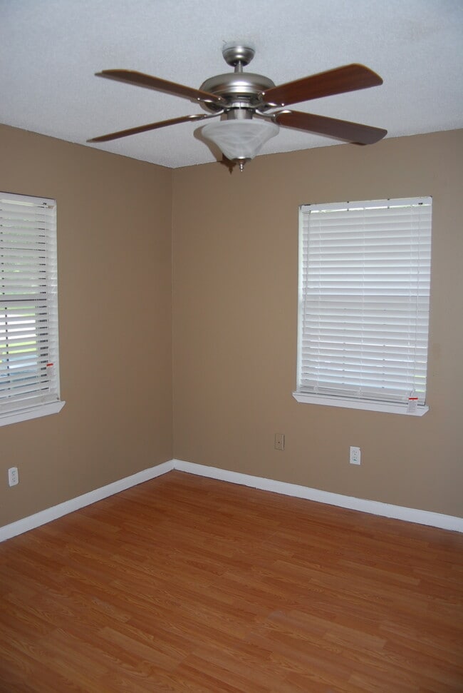 Foto del edificio - 15724 Cook Rd
