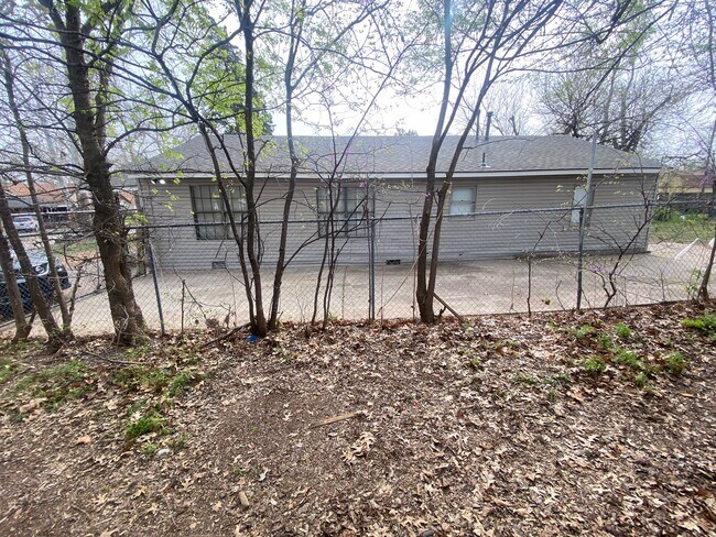 Building Photo - 114 SE 40th St