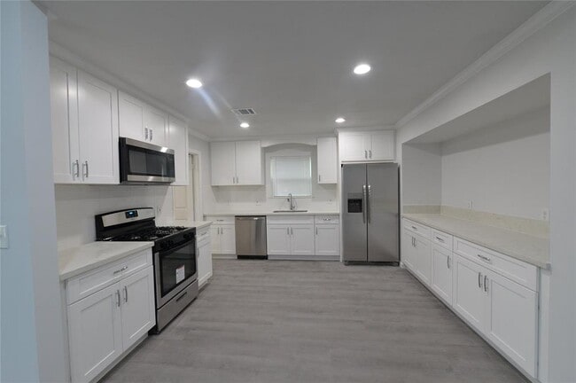 Building Photo - 1000 Plymouth Dr