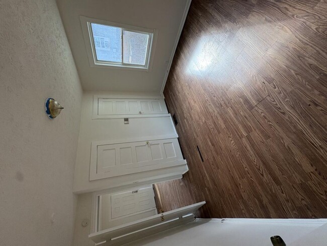 Photo - 717 Sanders Ln House