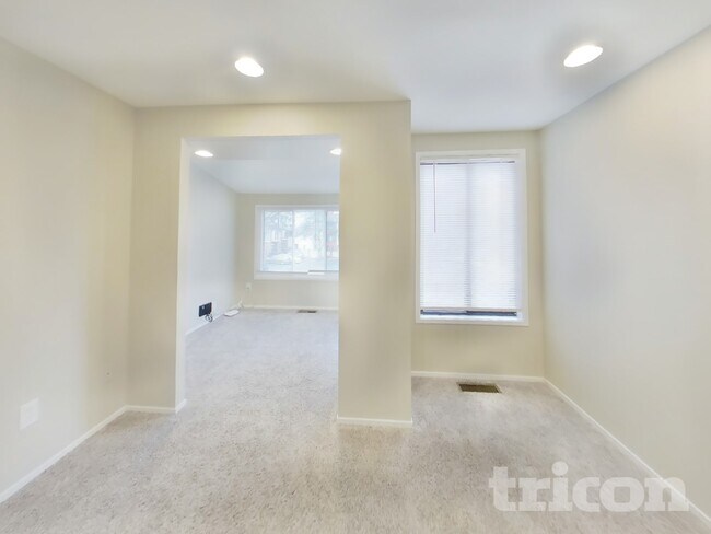 Foto del edificio - 9616 Brassie Way