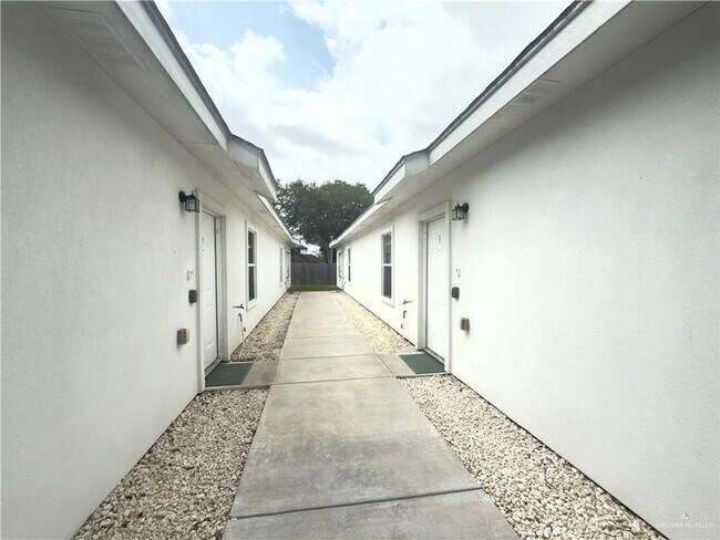 Building Photo - 1303 W Heritage Dr