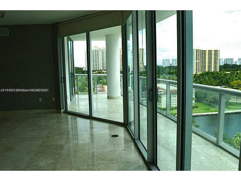 Foto principal - 3131 NE 188th St