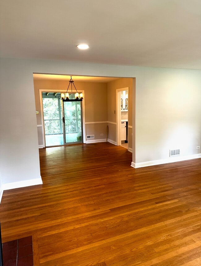 Building Photo - 411 Moseley Dr