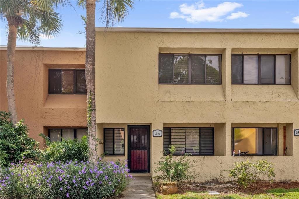 Foto principal - 5852 Windhover Dr