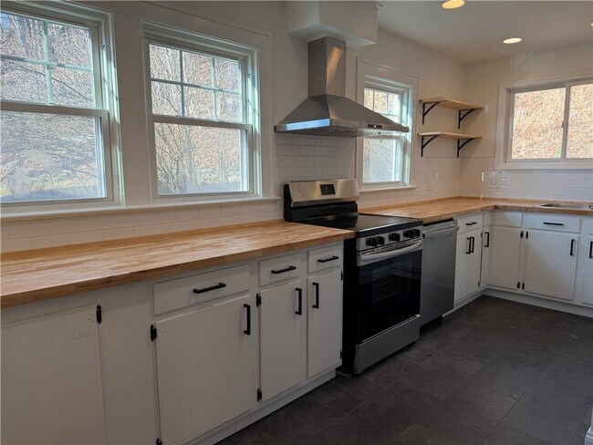 Building Photo - 6 Thorn St