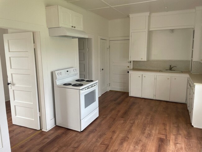 Foto del edificio - Cozy one bedroom with den and 1 car garage.  Nicely located right in the middle of town.