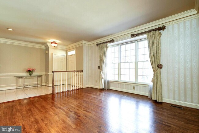 Building Photo - 5936 Maplewood Park Pl