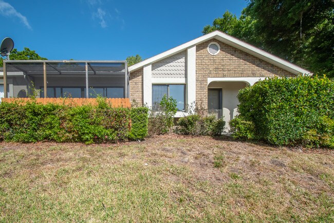 Building Photo - Beautifully updated waterfront condo!