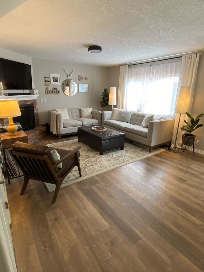 Building Photo - Gorgeous 4-Bedroom Home In Bristol Heights