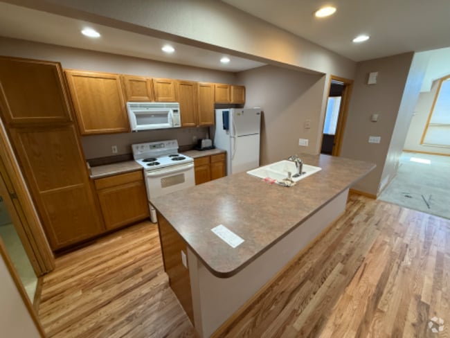 Building Photo - 1500 Raven Cir